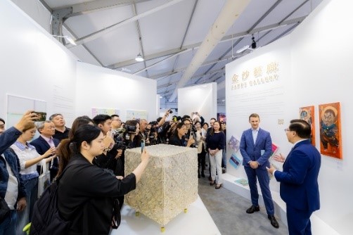 “艺术中环”设立的“金沙艺廊”展区揭幕仪式。金沙中国供图