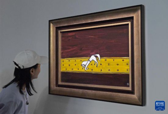 3月24日很黄很黄的高潮口述，一名女士在佳士得香港2026春季拍卖预展上观赏常玉的作品《毯上的曲腿马》。新华社记者陈铎摄