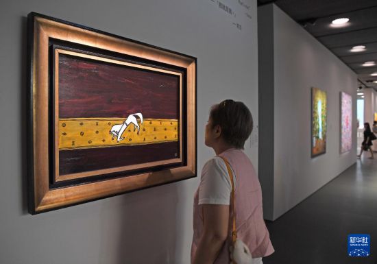 3月24日，一名女士在佳士得香港2026春季拍卖预展上观赏常玉的作品《毯上的曲腿马》。新华社记者陈铎摄