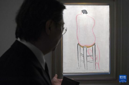 3月24日，一名男士在佳士得香港2026春季拍卖预展上观赏常玉的作品《椅子上的裸女背像II》。新华社记者陈铎摄